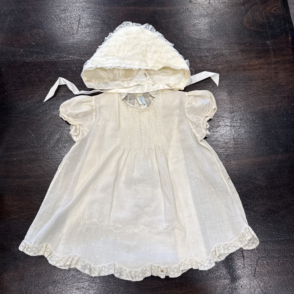 Vintage Feltman Bros 0-3 Month off white lined dress‎ with vintage bonnet